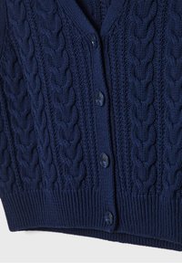 Marinblå stickad cardigan med kabelmönster, knappframtill och ribbad nederdel. Tillverkad av ett ullblandat tyg med släta blå knappar.
