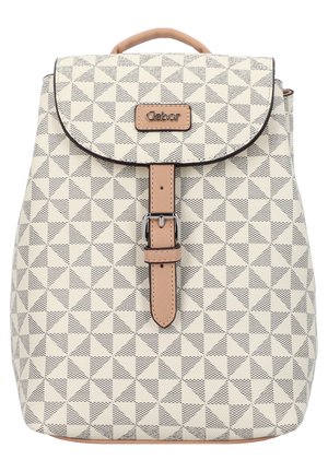 Beige rugzak met een geometrisch driehoekig patroon, leren accenten, flapsluiting en een metalen gesp. Gladde textuur en stevige constructie.