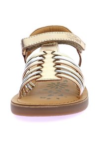 Sandal de metal dorado con tiras multicolores, diseño de punta abierta, correa en el tobillo ajustable y estampado floral en la plantilla beige.