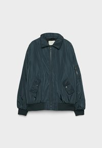 Veste bomber bleu marine foncé avec fermeture éclair frontale, deux poches à rabat avec bouton-pression, poche zippée sur la manche, poignets et col côtelés.