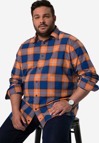 Camicia a scacchi da uomo in blu, arancio e grigio; stile con bottoni e maniche lunghe. Il tessuto è cotone con una texture liscia.