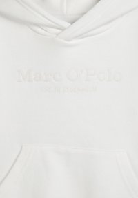 Weißer Hoodie mit strukturierter Oberfläche, geprägt mit einem Logo, einer Fronttasche und einer Kapuze mit Kordelzug für eine verstellbare Passform.