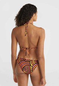 Bikini in un modello multicolore con scollo all'americana e chiusura regolabile sul retro. Presenta linee sinuose in arancione, rosa e nero sulla parte inferiore.