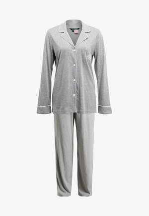 Szürke pizsama szett puha anyagból, hosszú ujjas, gombos felsővel, fehér díszítéssel és passzoló nadrággal. Diszkrét zsebreferozás is található rajta.