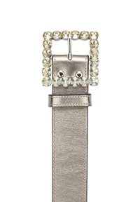 Cinturón metálico plateado con una hebilla rectangular adornada con strass. La correa presenta una superficie texturizada y una hebilla de un solo pin.