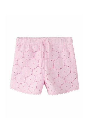 Pantalones cortos de encaje rosa claro con estampado floral, cintura elástica, cordón y dobladillo con borde festoneado, mostrados sobre fondo blanco.