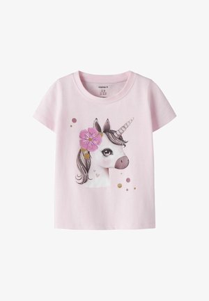 Hellrosa Kleinkind-T-Shirt mit einem detaillierten Einhornkopf, der vorne eine rosa Blume und goldene Glitzerakzente aufweist.