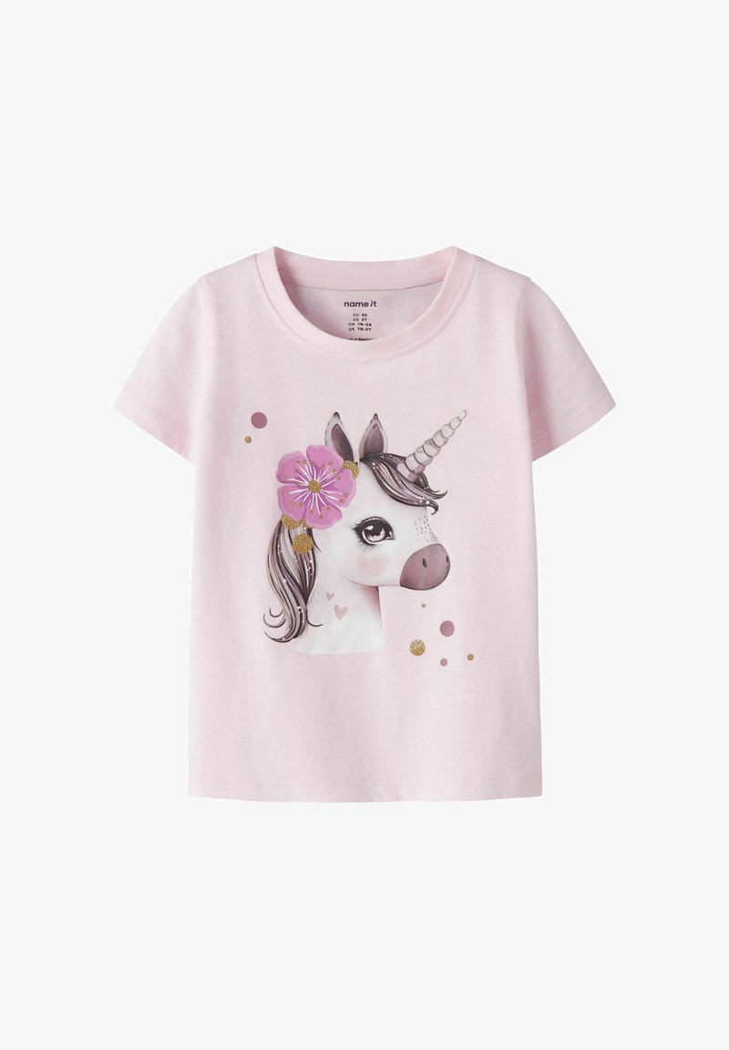 T-shirt rose clair pour tout-petit avec une tête de licorne détaillée présentant une fleur rose et des accents pailletés dorés à l'avant.