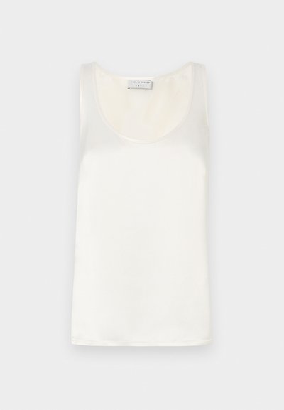 Balts satīns bez piedurknēm T-krekls ar apaļu izgriezumu un gludu tekstūru, ar vieglu spīdumu un tīrām malām.