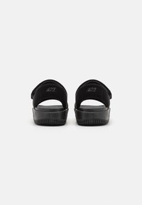 Svarte Nike sandalene har et mykt stroppdesign med et preget logo og en teksturert gummisåle for grep og komfort.