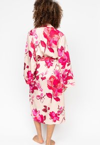 Blumen-Kimono-Robef mit großen rosa und roten Blumen auf cremigem Hintergrund, langen Ärmeln, einem taillierten Gürtel und einer glatten Textur.