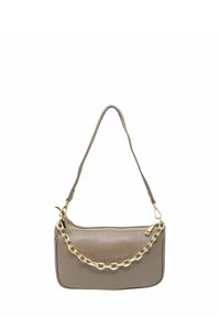 Borsa a mano in pelle marrone con superficie testurizzata, caratterizzata da una forma rettangolare piatta e un accento in catena dorata. Include una singola tracolla.