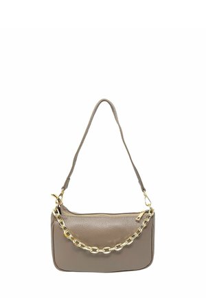 Borsa a mano in pelle marrone con superficie testurizzata, caratterizzata da una forma rettangolare piatta e un accento in catena dorata. Include una singola tracolla.