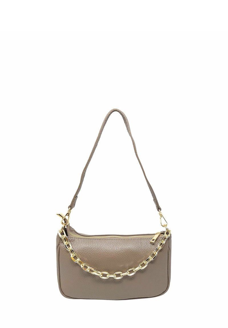 Borsa a mano in pelle marrone con superficie testurizzata, caratterizzata da una forma rettangolare piatta e un accento in catena dorata. Include una singola tracolla.