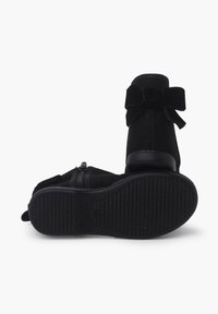 Bottines en nubuck noir avec un bout rond, fermeture éclair sur le côté et un accent en tissu en forme de nœud. Semelle en caoutchouc texturé flexible pour une meilleure adhérence.