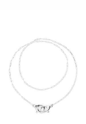 Collar de cadena plateada con eslabones alargados y un cierre texturizado con un diseño entrelazado. Acabado liso con propiedades reflectantes.