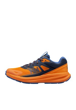 Zapatilla deportiva naranja y azul marino para correr, con suela gruesa y acolchada, parte superior de malla y cordones estampados, orientada hacia la izquierda sobre fondo blanco.