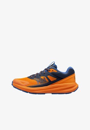 Zapatilla deportiva naranja y azul marino para correr, con suela gruesa y acolchada, parte superior de malla y cordones estampados, orientada hacia la izquierda sobre fondo blanco.