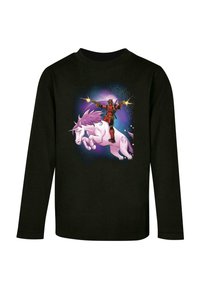 Schwarzes langärmliges T-Shirt mit einem bunten Grafikmotiven eines Charakters in Rot und Schwarz, der auf einem weißen Einhorn mit lila Mähne reitet, vor einem kosmischen Hintergrund.