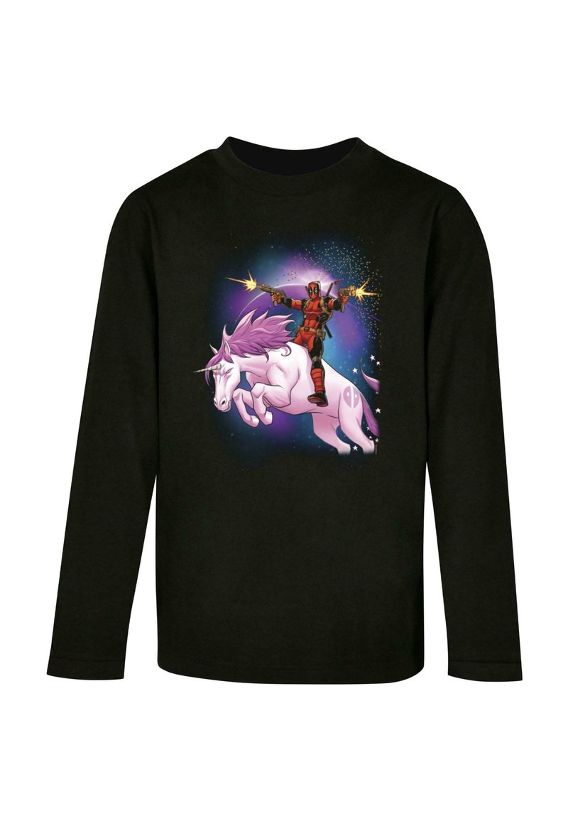 Schwarzes langärmliges T-Shirt mit einem bunten Grafikmotiven eines Charakters in Rot und Schwarz, der auf einem weißen Einhorn mit lila Mähne reitet, vor einem kosmischen Hintergrund.