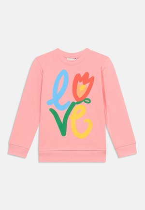Roze shirt met lange mouwen met kleurrijke letters "LOVE" en een rood-gele bloem geïntegreerd in het ontwerp aan de voorkant.