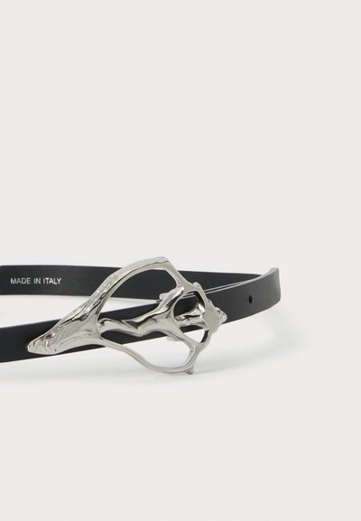 Ceinture en cuir noir avec une boucle en métal argenté abstraite et "Made in Italy" embossé à l'intérieur de la sangle.