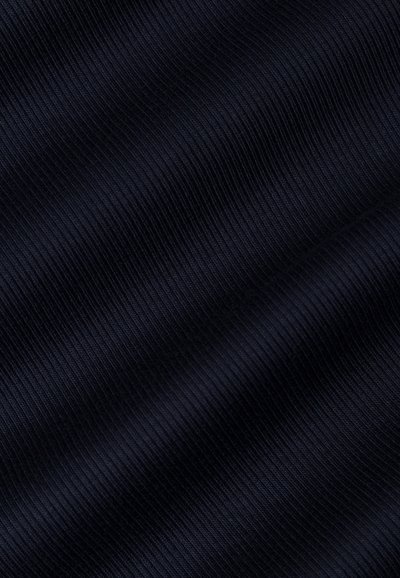 Donkerblauwe ribstof met een zachte textuur, voorzien van verticale strepen. Het materiaal heeft een gladde glans en een licht elastische eigenschap.