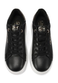 Sneakers in pelle nera con texture liscia, suola in gomma bianca e lacci neri. Presentano il branding dorato sulla linguetta e sul lato.