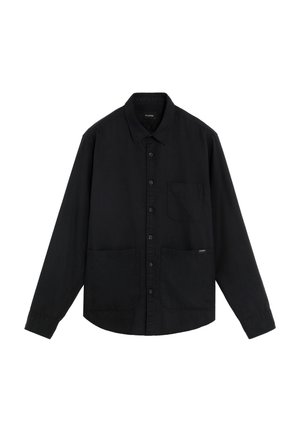 Camisa negra de manga larga con botones, cuello y tres bolsillos delanteros, extendida sobre un fondo blanco.