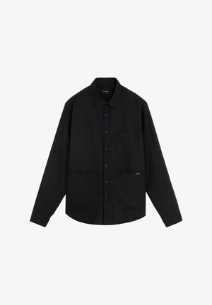 Camisa negra de manga larga con botones, cuello y tres bolsillos delanteros, extendida sobre un fondo blanco.