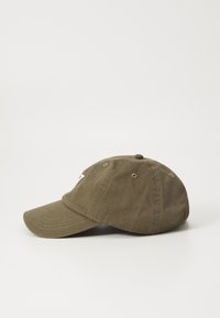 Maslinastozelena pamučna baseball kapa s zakrivljenim vizirjem, šest ventilacijskih rupica i izvezenim logotipom sprijeda. Mekana tekstura, ležeran dizajn.