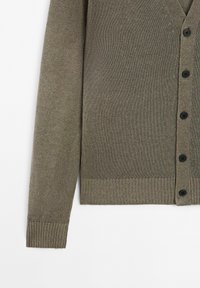 Olivgrüner gestrickter Cardigan mit V-Ausschnitt, schwarzen Knöpfen, gerippten Bündchen und Saum, mit einem strukturierten Stoffdesign.