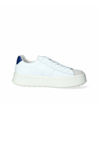 Sneaker bianco in pelle con finitura testurizzata, punta tonda, lacci piatti e tallone accentato in blu. Suola di gomma bianca spessa per un maggiore rialzo.