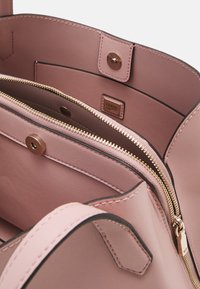 Guess SORA GIRLFRIEND CARRYALL - Handtas - mauve