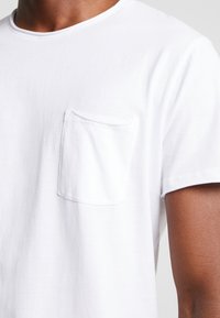 Solid SDGAYLIN - Pamata T-krekls - white