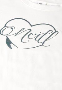 Bílý bavlněný tričko s designem srdce a textem "O'Neill" v tmavě zeleném kurzívním písmu. Měkká textura, kulatý výstřih.