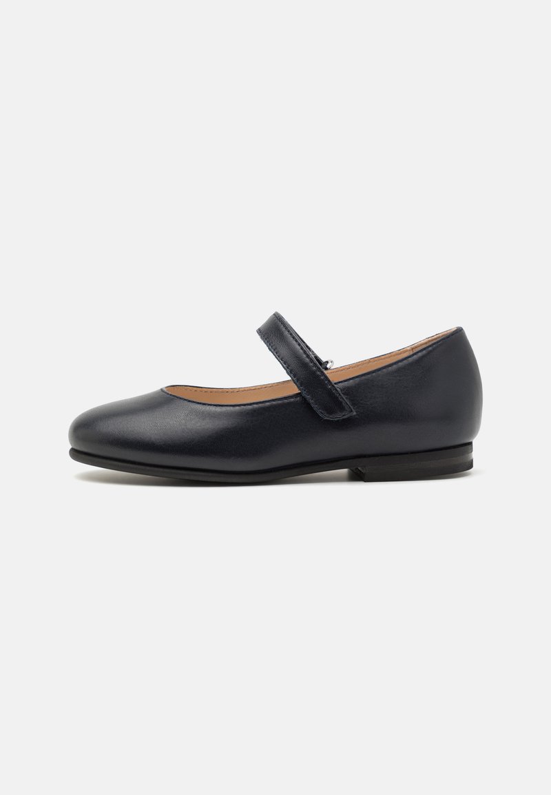 Chaussures Mary Jane en cuir bleu marine avec un bout rond, un talon plat et une sangle ajustable. Texture lisse avec un design simple et classique.