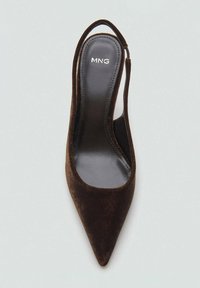 Tacco slingback in camoscio marrone con punta affusolata, rivestimento interno morbido e un logo sottile. Presenta un design moderno e una silhouette elegante.