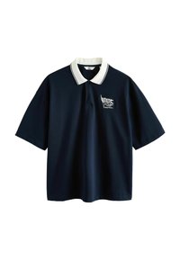 Tmavomodrá polo košeľa s krátkym rukávom, bielym golierom a malým bielym grafickým textom na ľavej strane na hrudi s nápisom "DRAG Id-a drift goods."