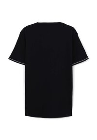 T-shirt nera a maniche corte con scollatura rotonda, taglio dritto e cuciture bianche a contrasto lungo i bordi delle maniche.