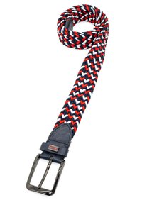 Geweven riem in marineblauw, rood en wit. Heeft een stoffen band en een metalen gesp. Inclusief een leren patch met logo-detail.