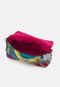 Pequeño bolso de mano con bordado de cuentas y lentejuelas coloridas, solapa abierta y un interior de tela de color rosa intenso con un bolsillo.