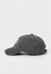 Cap in dark gray denim with a curved brim, adjustable strap at the back, and subtle logo detail on the front. Soft texture.