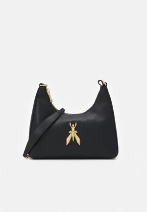 Schwarze Handtasche aus genarbtem Leder mit goldfarbenem Insektenemblem und kurzem Riemen, präsentiert vor weißem Hintergrund.