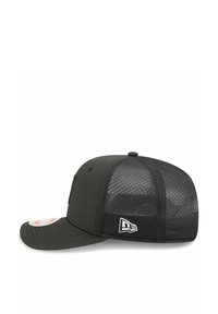 Schwarze Kappe mit strukturiertem vorderen Teil und Mesh-Rücken. Verfügt über einen gebogenen Schirm, einen verstellbaren Riemen und ein Logo an der Seite.