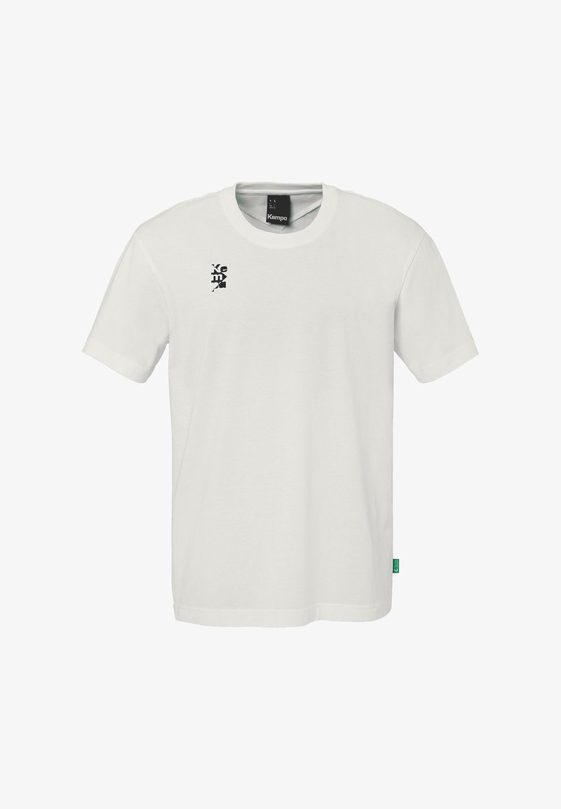 Hvid bomulds T-shirt med rund hals og korte ærmer. Indeholder et lille sort grafik på brystet og et grønt mærke ved kanten.