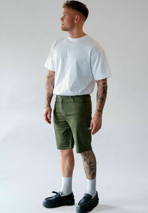 Kratke hlače od trapera - duffel bag green