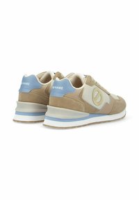 Beige Sneakers mit einer Kombination aus Wildleder und Mesh, hellblauen Akzenten an der Ferse und einer weißen Gummisohle mit strukturiertem Muster.