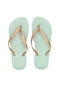 Chanclas azul claro con suela texturizada y tiras de metal dorado. Cuenta con una forma contorneada y un diseño minimalista para mayor comodidad.