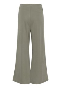 Pantalons à jambes larges, verts olive, fabriqués dans un tissu doux et lisse ; présentent une taille haute et une silhouette fluide avec des bords ourlés.